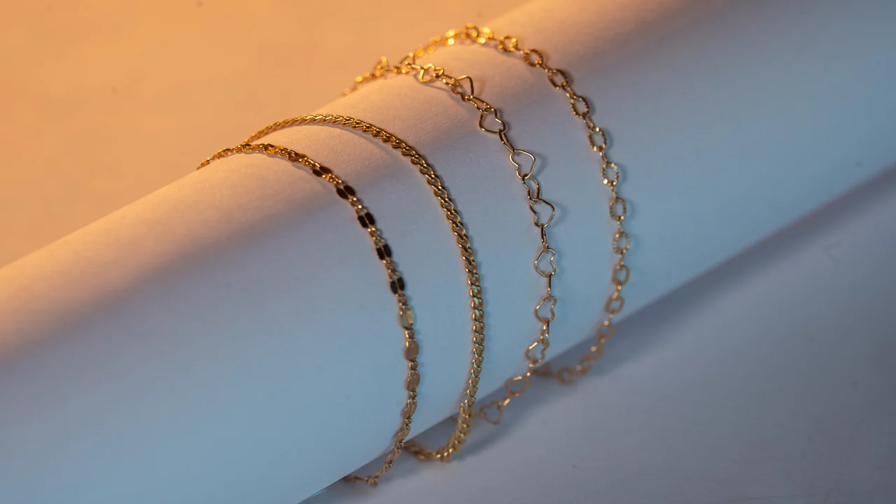 Delicate bracelet chains in different link styles