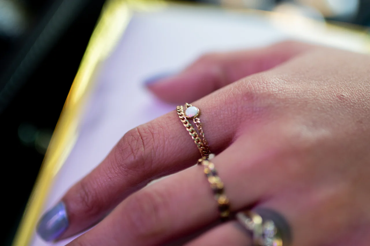 A guest's personal bracelet and ring details